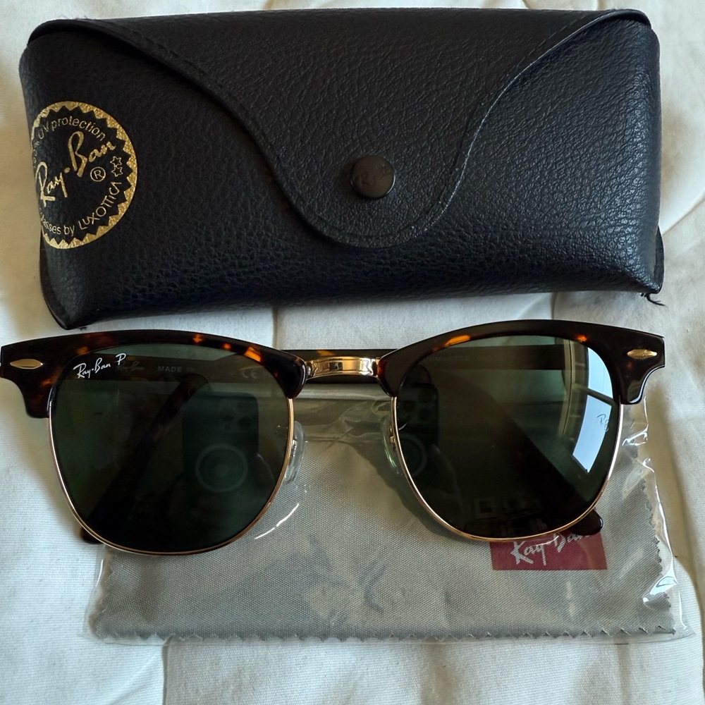 Ray-Ban Clubmaster Polarized Tortoise Sunglasses with Black Case. RB3016